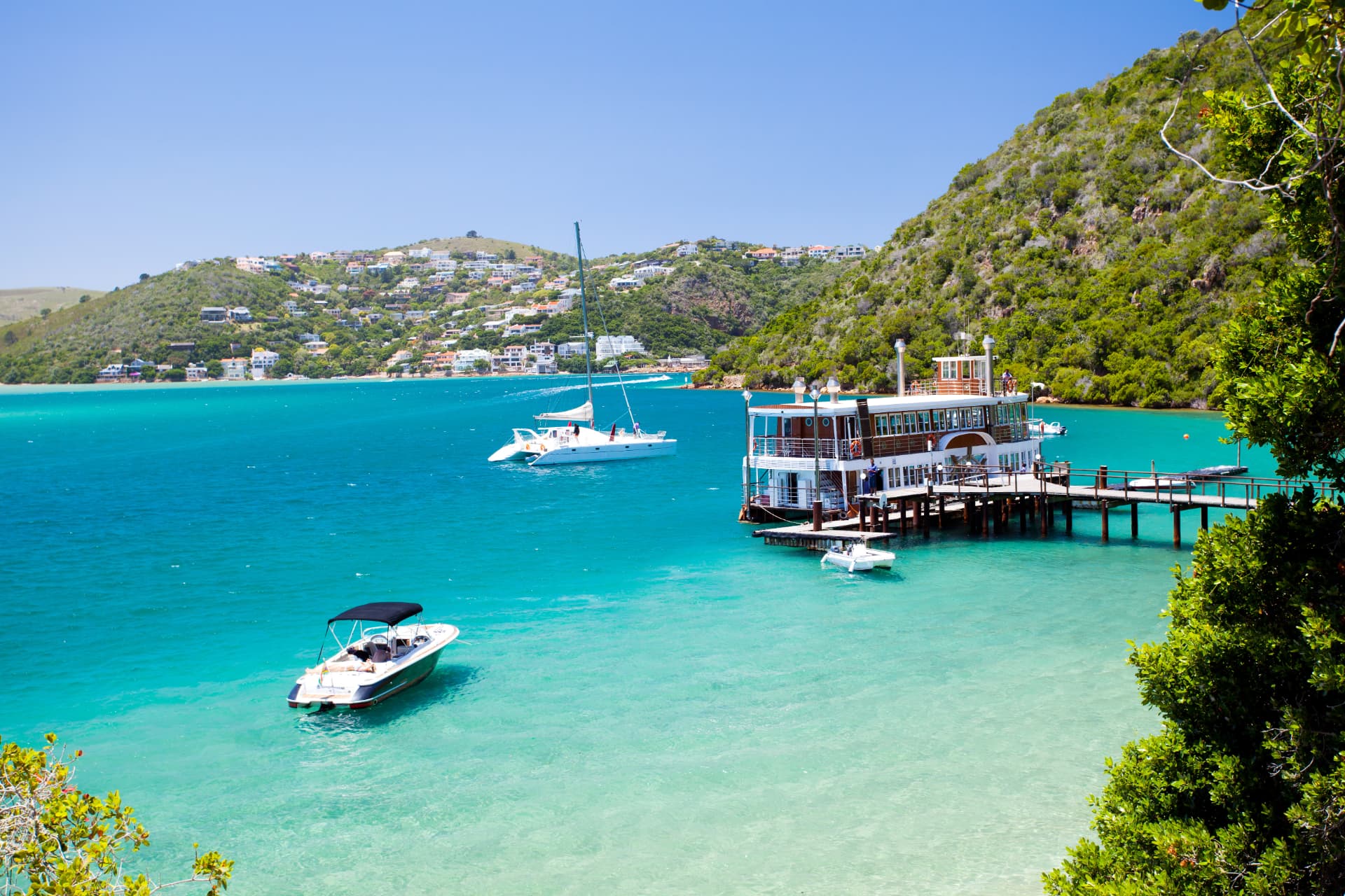 Turquoise water and boats on the Knysna lagoon